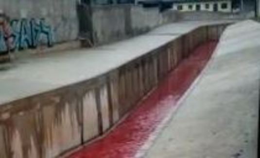 Água de córrego fica vermelha em São Bernardo do Campo, no ABC paulista; veja vídeo (Viva ABC)